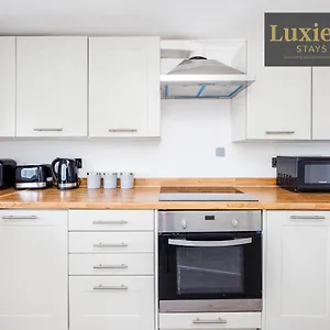 Big 3br Entire House - City Centre Nr The Beach With Parking, Netflix And Wifi- Contractors Hub, Families & Groups By Luxiety Southend-on-Sea